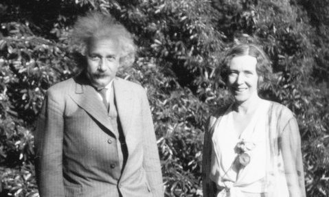 ETH-BIB-Einstein,_Albert_(1879-1955),_Königin_Elisabeth_von_Belgien_(1876-1965)_in_Laeken_(Belgien)-Portrait-Portr_03076.tif