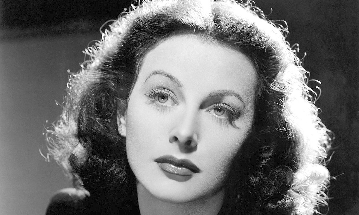 Hedy_Lamarr_in_The_Heavenly_Body_1944