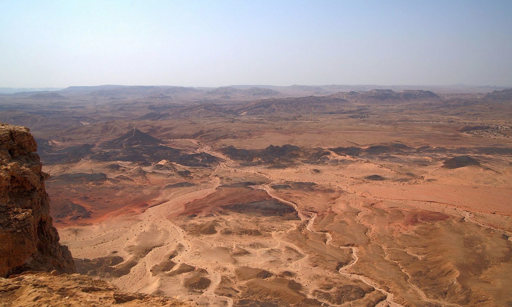 negev Makhtesh-ramon-mount-ardon-blick-in-krater-c
